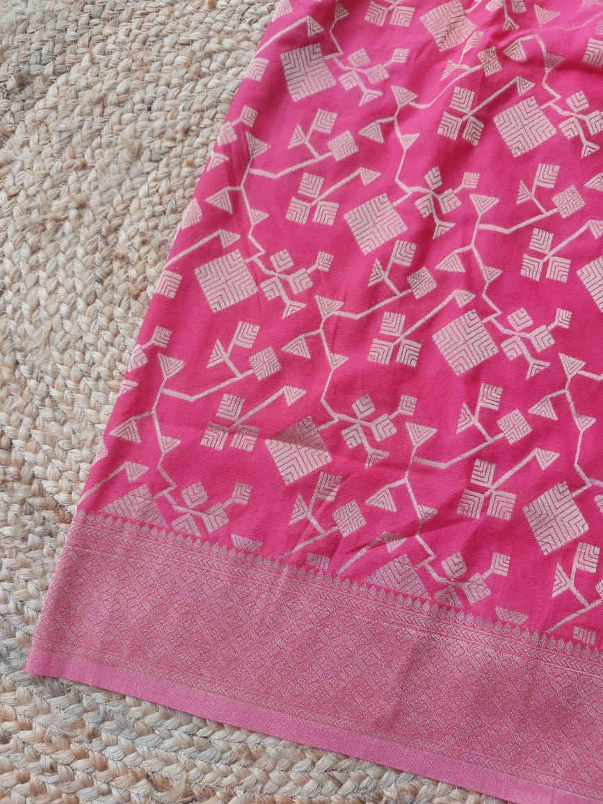 Pure Georgette Geometric Pattern Pink Saree