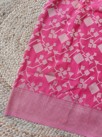 Pure Georgette Geometric Pattern Pink Saree